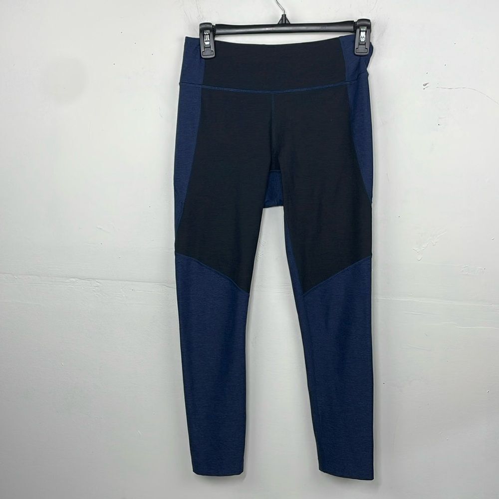 Outdoor Voices Two-Tone Warmup Leggings in
Navy & Charcoal Size Small